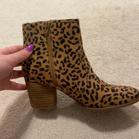 Leopard print booties size 9.5 - Picture 4 of 5